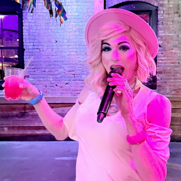 LIVE SHOWS / HOST APPRECIATION - Picture 12 of 14